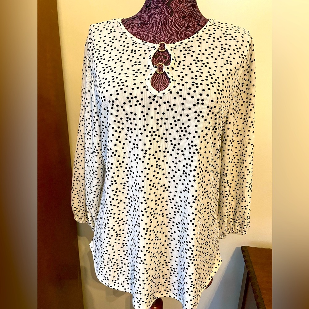 Cure NWOT Black & White polka dot Key Hole Neck 3/4 Sleeve Knit Top Size M